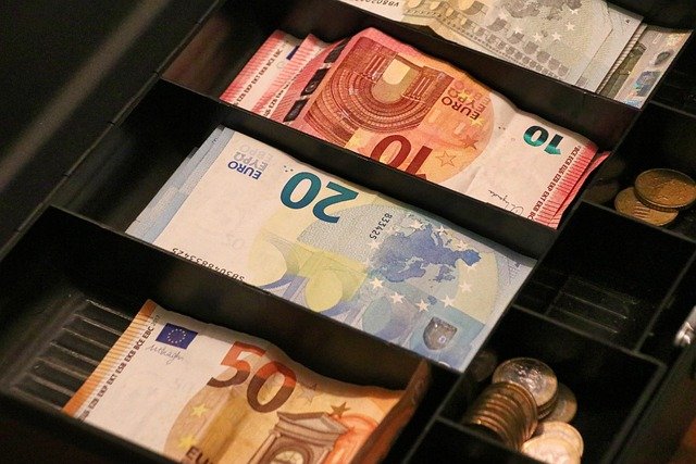 ichbinwert.de-4 weitere Konten-cash-box-6679069_640-Bild von Alexander Fox，PlaNet Fox auf Pixabay