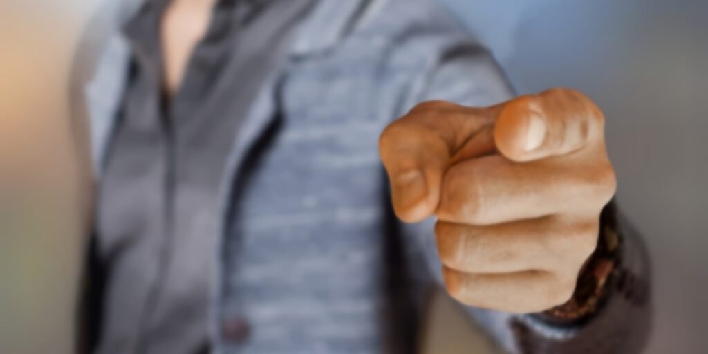 Schuldzuweisung-opferrolle-pointing-4194937_1280-Bild-von-Tumisu-auf-Pixabay.jpg
