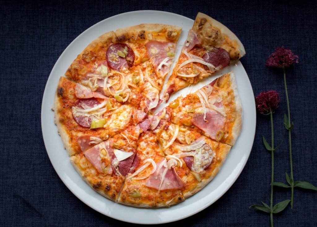 pizza-7078185_1280-Bild von Nina Lombardo auf Pixabay-ernährung bei depression-depression beim mann-depressive phase überwinden-lebensmittel gegen depressionen-ichbinwert.de