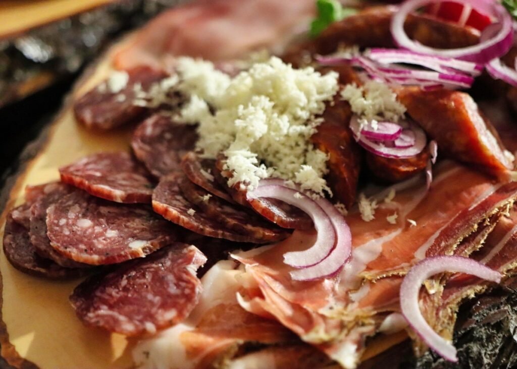 salami-7477273_1280-Bild von Alexander Fox PlaNet Fox auf Pixabay-ernährung bei depression-depression beim mann-depressive phase überwinden-lebensmittel gegen depressionen-ichbinwert.de