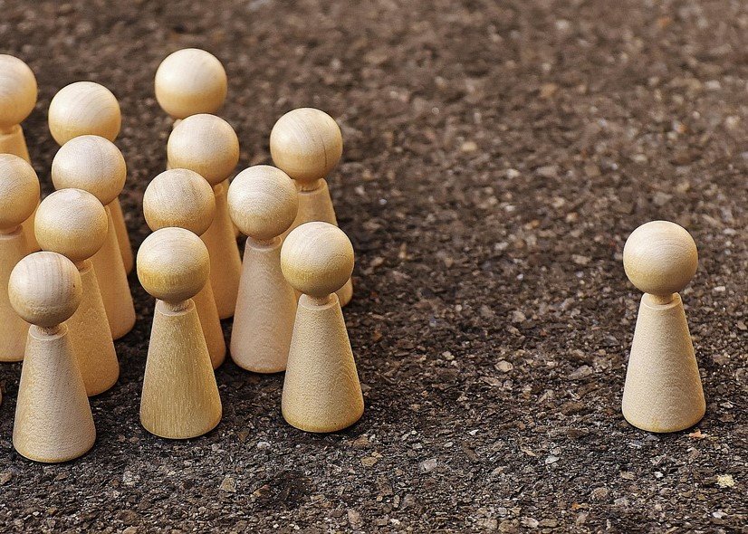 Alexa auf Pixabay-one-against-all-1744093_1280-dissoziation-erlernte hilflosigkeit-Selbstsabotage